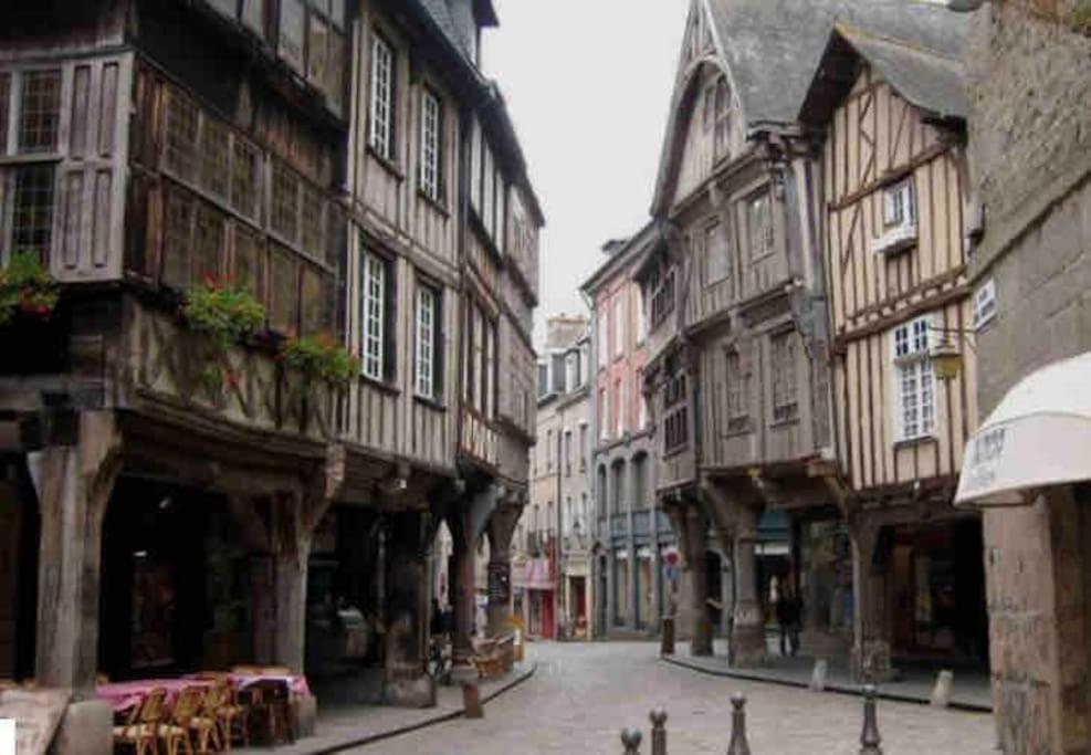 Appartement En Plein Coeur Historique De Dinan Bagian luar foto